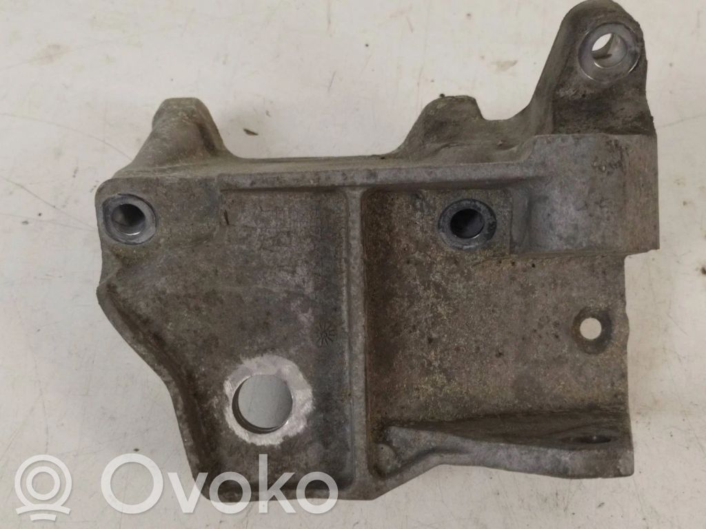 Volvo S60 Engine mounting bracket 