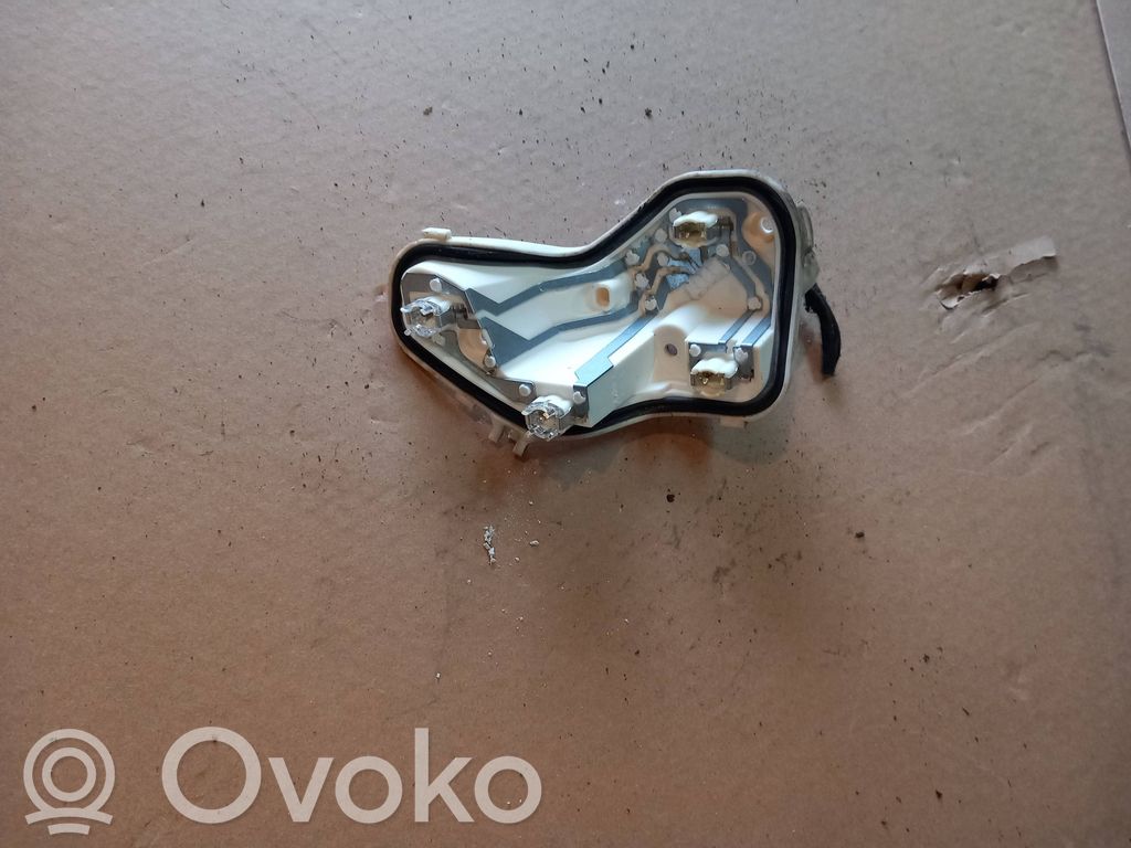 Opel Astra J Takavalon polttimon suojan pidike 