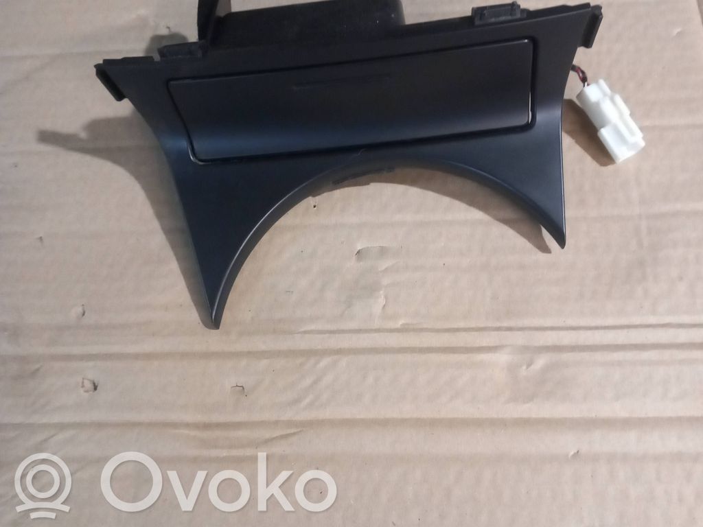 Subaru Outback Aschenbecher vorne 
