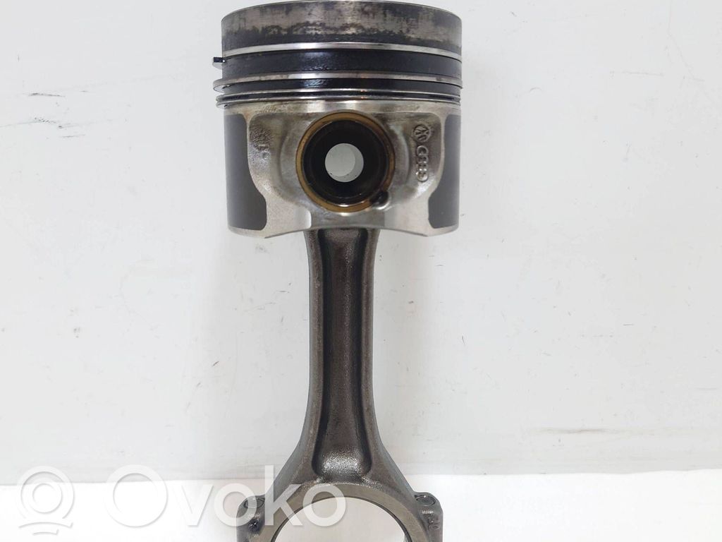 Volkswagen PASSAT B7 Piston with connecting rod 