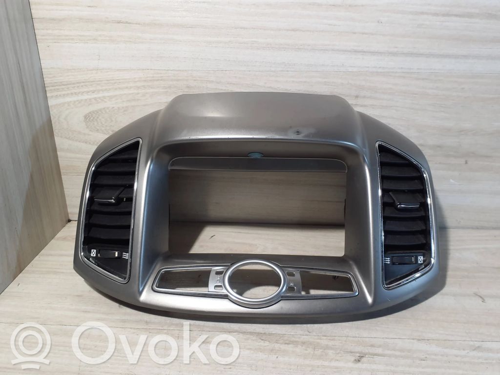 Chevrolet Captiva Dysze / Kratki środkowego nawiewu deski rozdzielczej 
