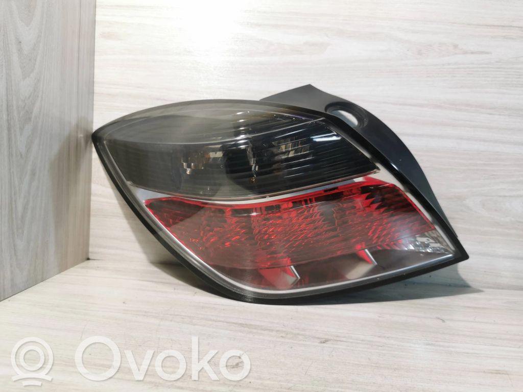 Opel Astra H Aizmugurējais lukturis virsbūvē 