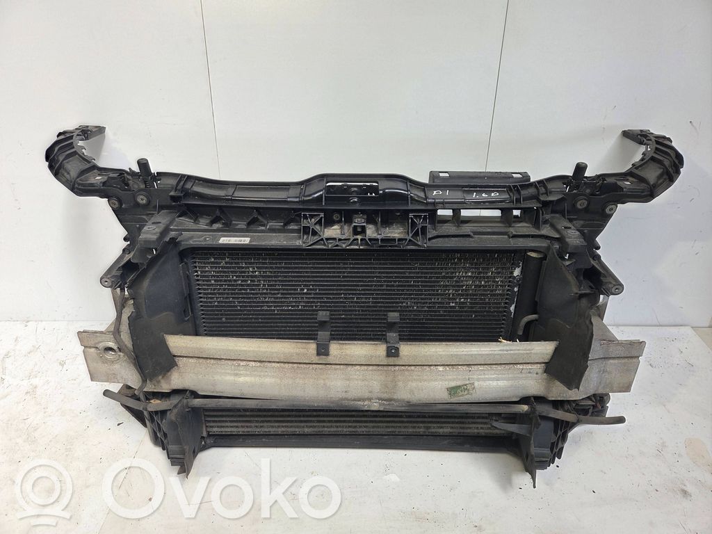 Audi A1 Pas przedni 