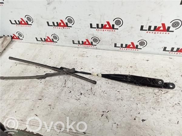 Front wiper blade arm   940C1000