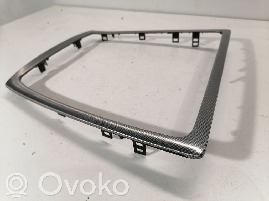 Volvo V70 Radion/GPS-laitteen pääyksikön kehys 