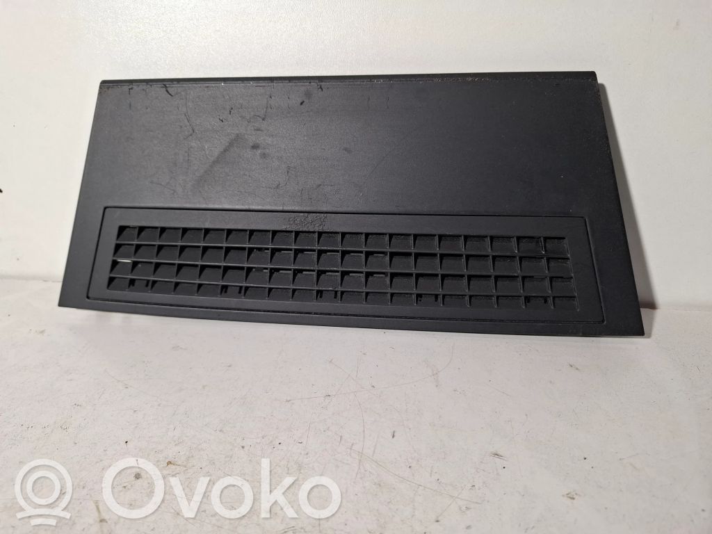 BMW 7 E65 E66 Lango oro grotelės 
