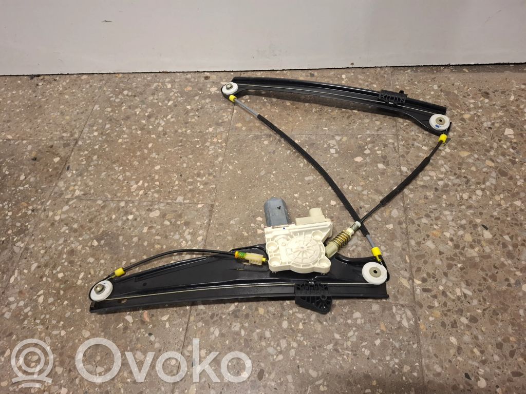 Elektryczny podnośnik szyby drzwi przednich   7138862