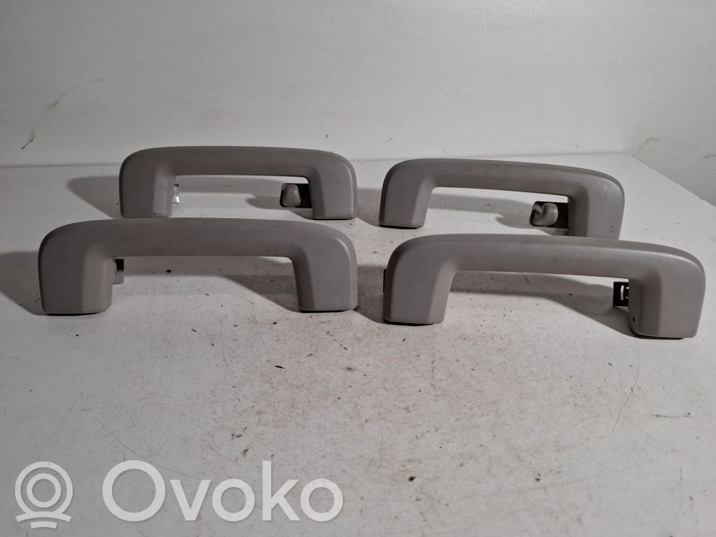 Volvo V60 Un juego de manijas para el techo. 