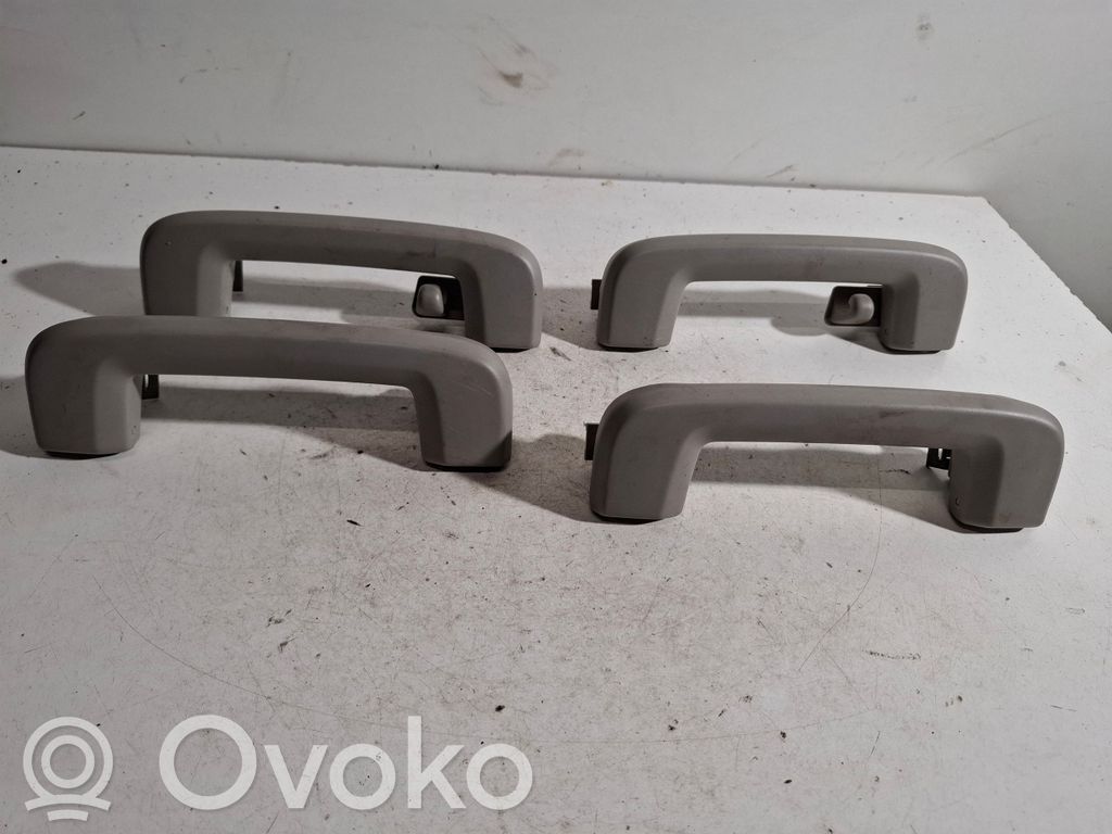Volvo S60 Un juego de manijas para el techo. 