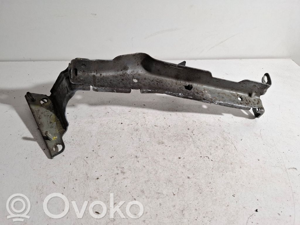 Audi A4 S4 B8 8K Uchwyt / Mocowanie błotnika przedniego 
