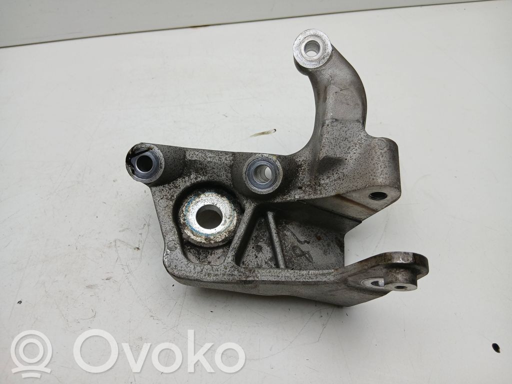 Volvo V60 Engine mounting bracket 