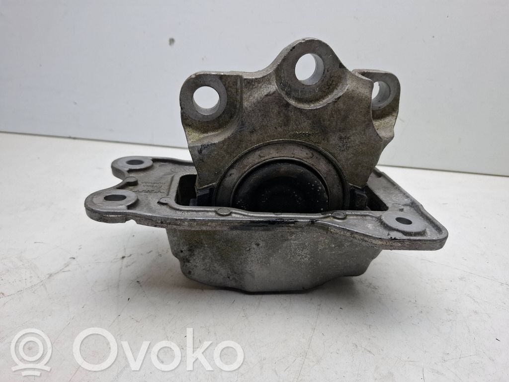 Volvo XC90 Engine mount bracket 