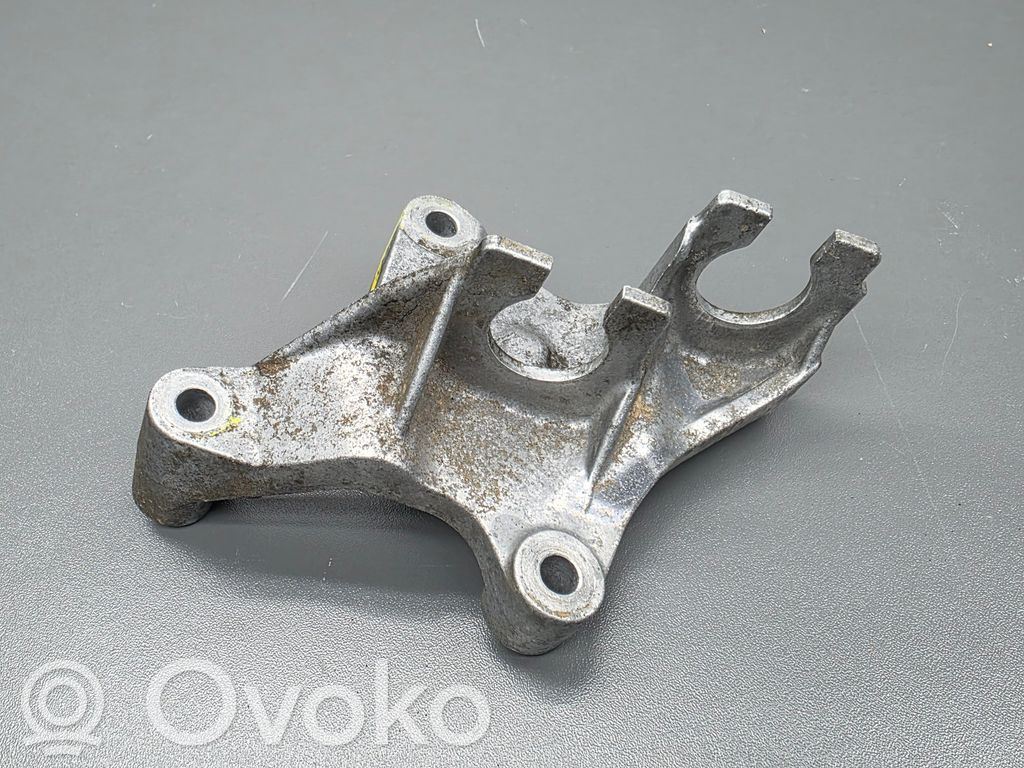 Honda CR-V Gear shift cable bracket 