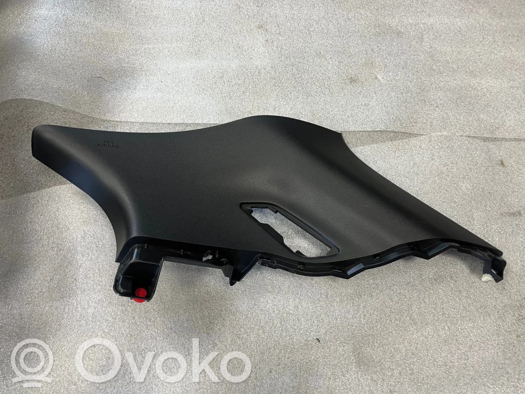 Lexus UX Pilar (C) 