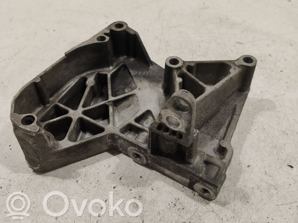 Renault Megane III Engine mounting bracket 