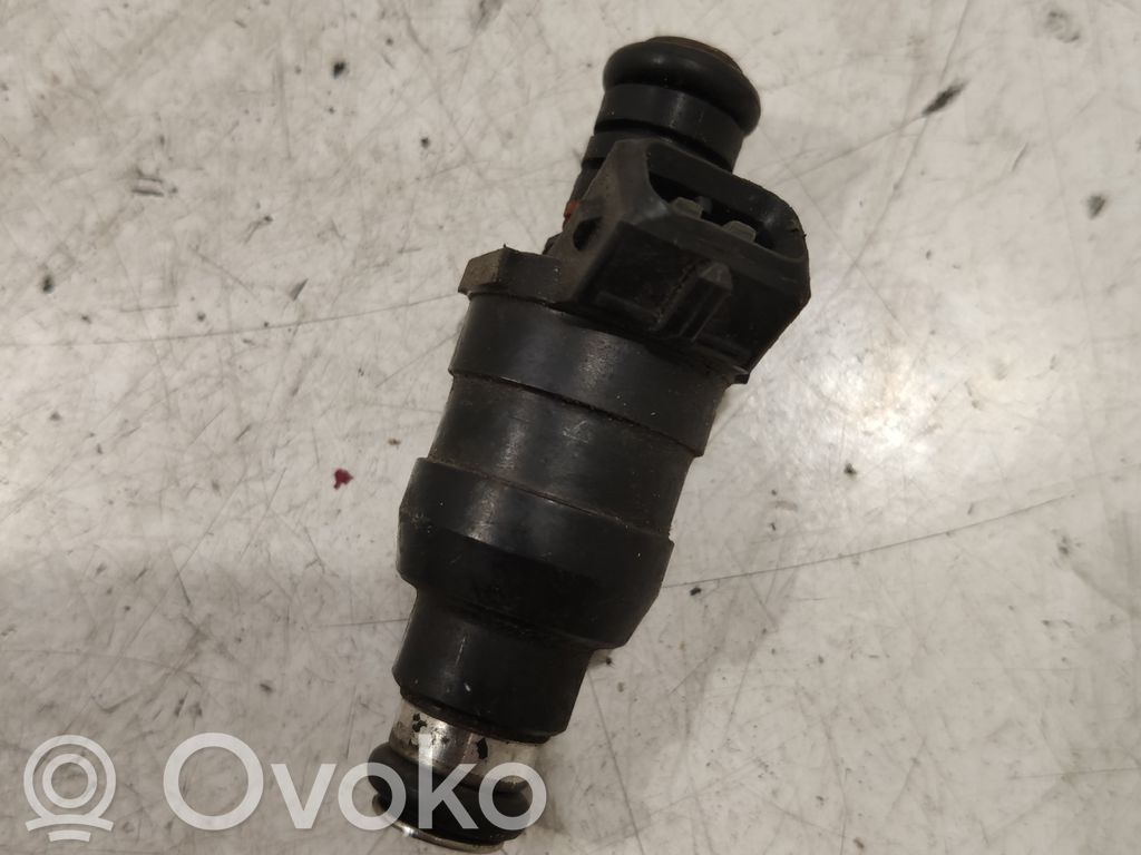 BMW 7 E38 Fuel injector 