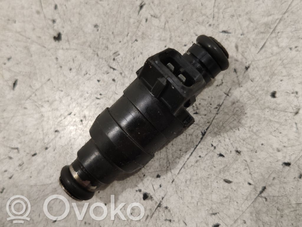 BMW 7 E38 Fuel injector 