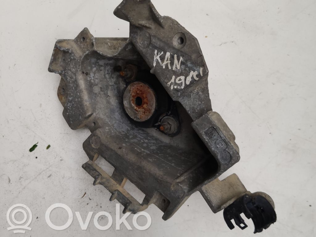 Engine mounting bracket   430825