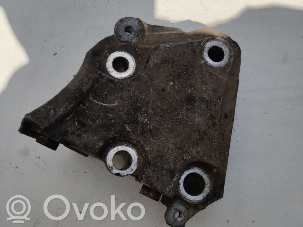 Peugeot 607 Engine mounting bracket 