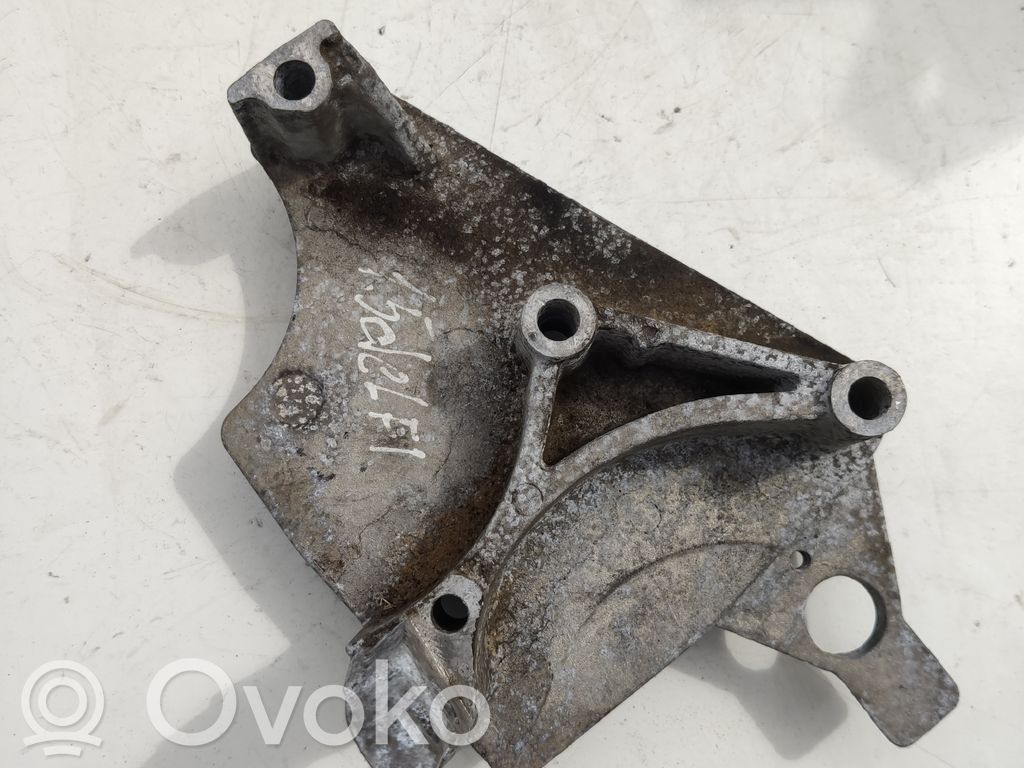 Renault Clio III Engine mounting bracket 