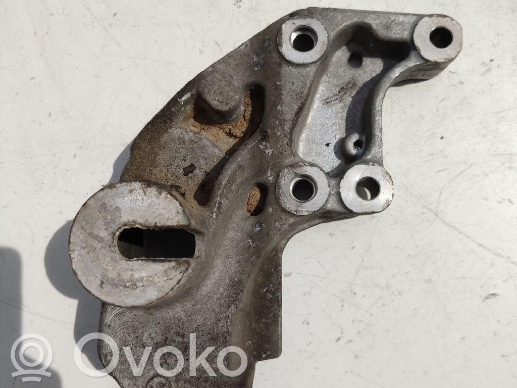 Peugeot 407 Engine mounting bracket 