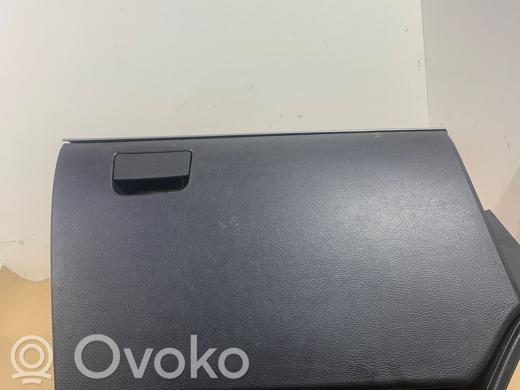 Mazda 3 II Daiktadėžės (bordačioko) komplektas 