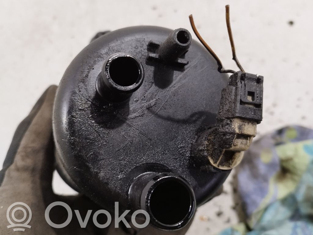 BMW 7 E65 E66 Ohjaustehostimen nestesäiliö 