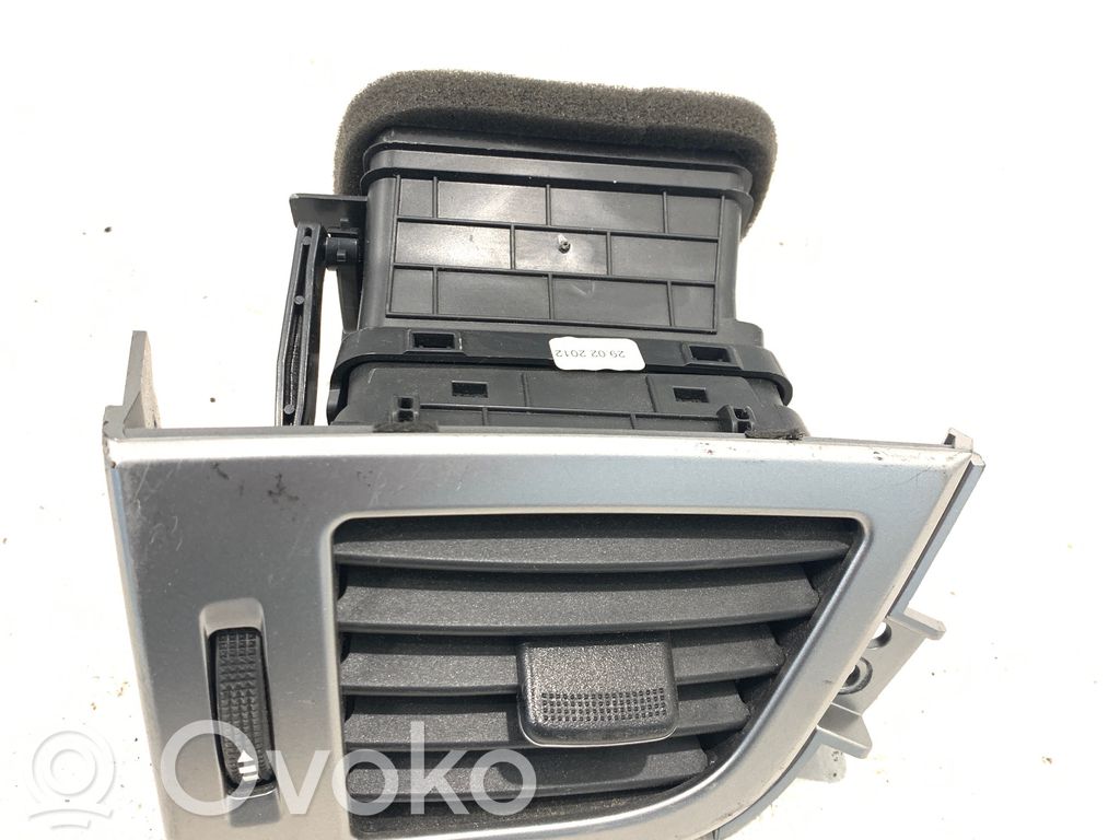 Hyundai i30 Dysze / Kratki środkowego nawiewu deski rozdzielczej 