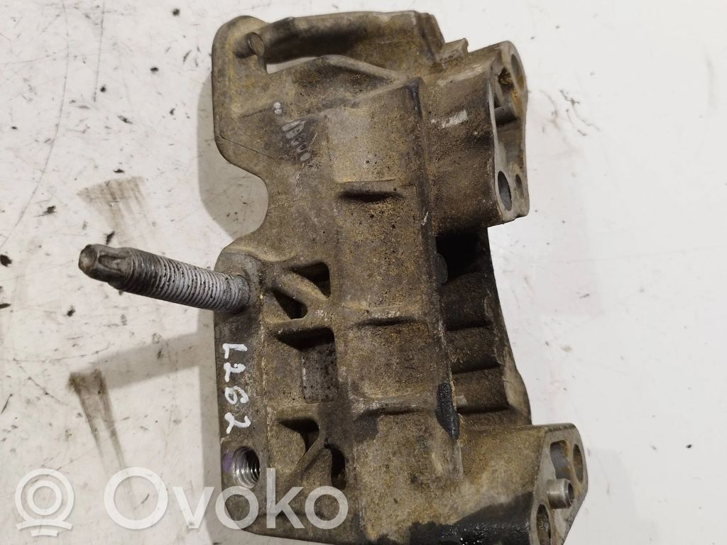 Volvo V50 Engine mounting bracket 