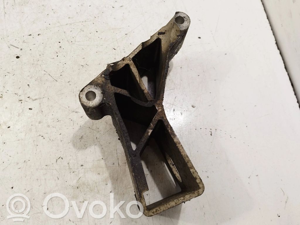 Volvo XC90 Engine mounting bracket 