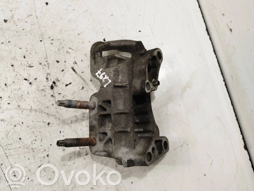 Volvo V70 Engine mounting bracket 