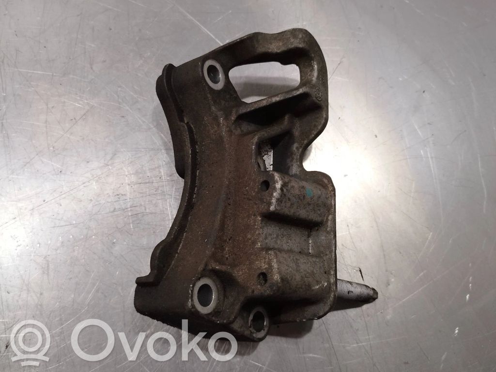 Ford Focus Engine mounting bracket 