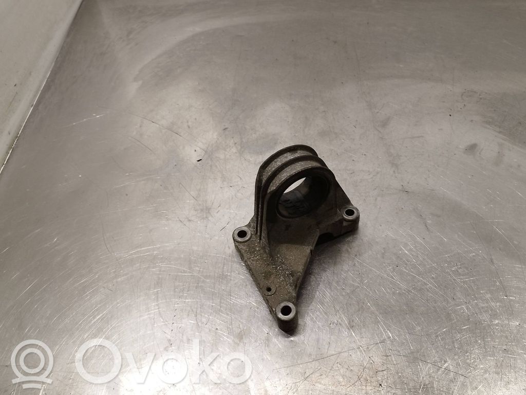 Volvo XC90 Engine mounting bracket 