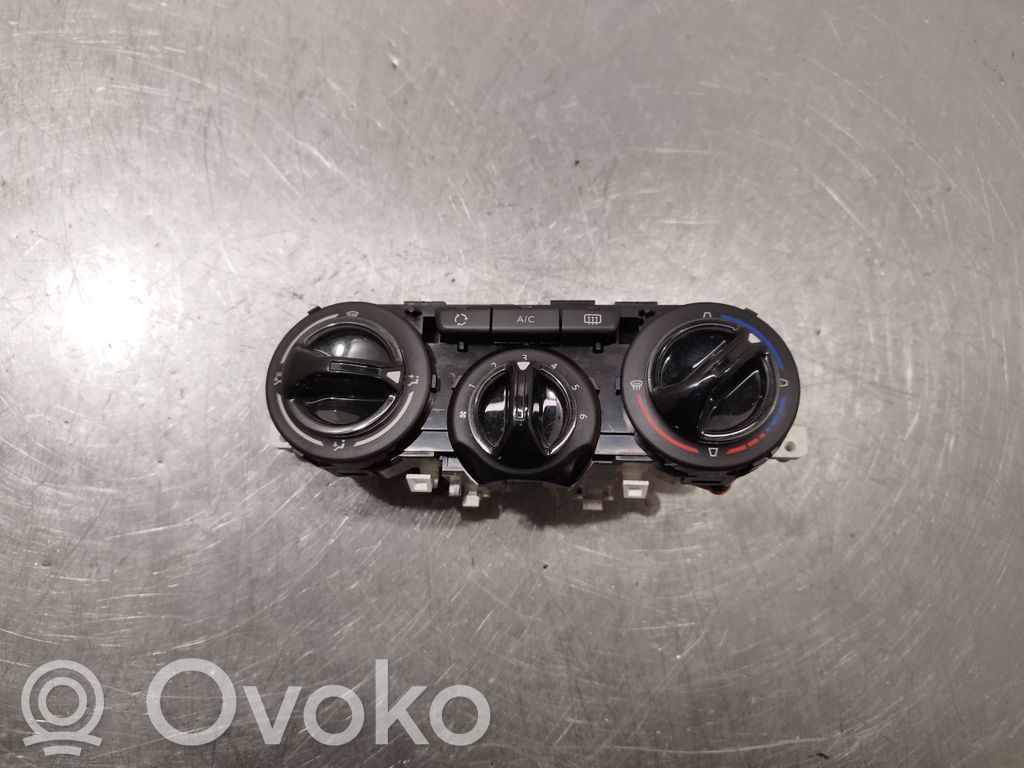 Peugeot 208 I Climate control unit 