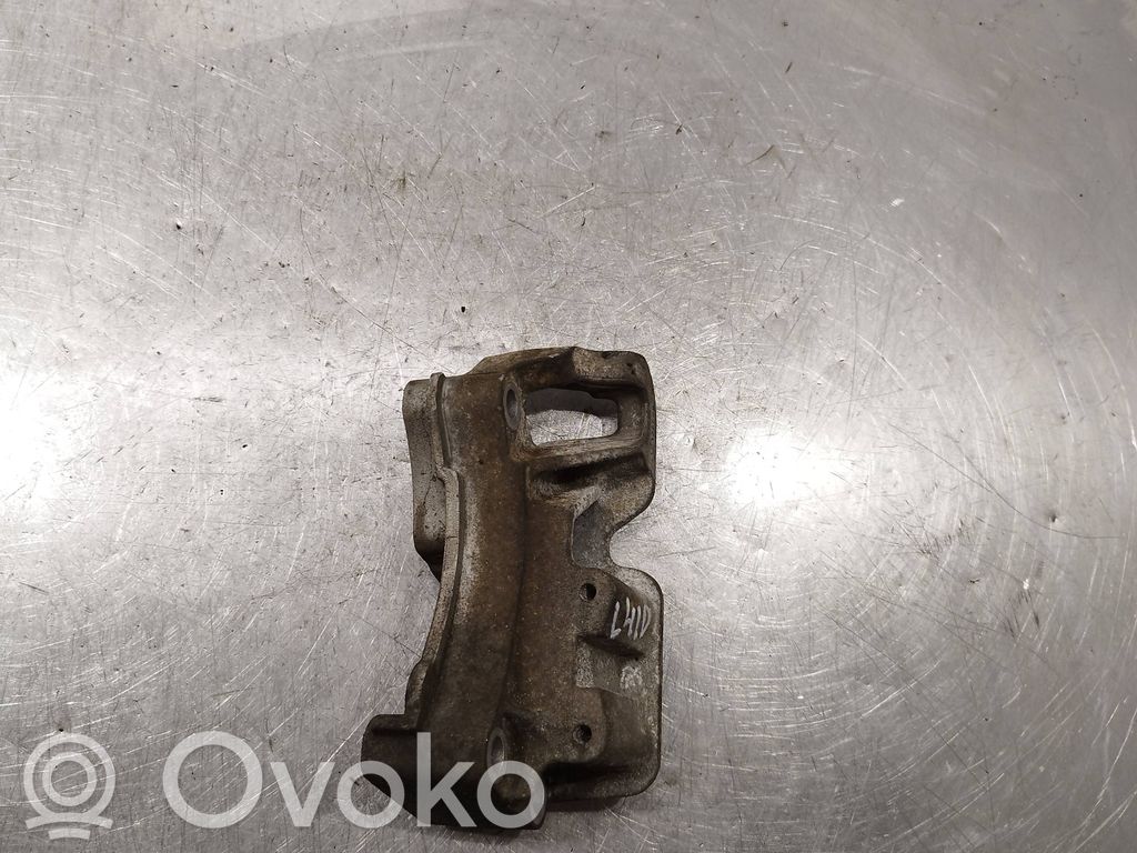 Volvo V50 Engine mounting bracket 