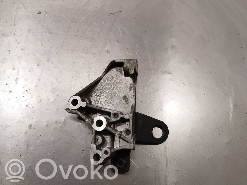 Volvo V70 Engine mounting bracket 