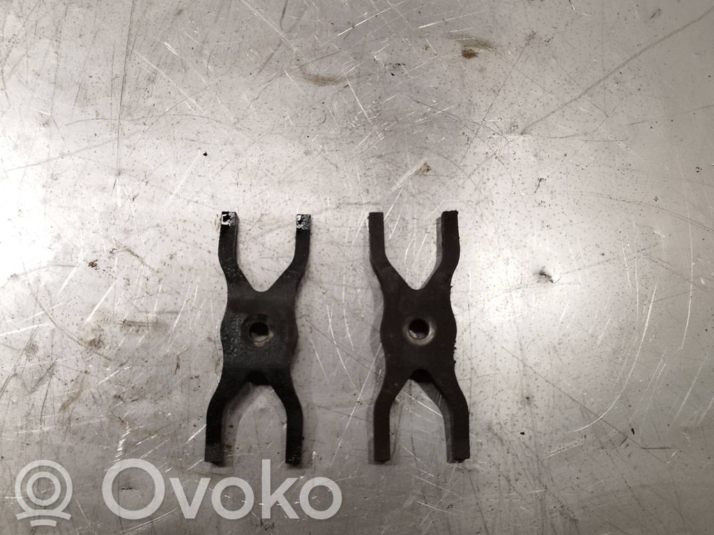Abrazadera del inyector de combustible   6C1Q9L535AD