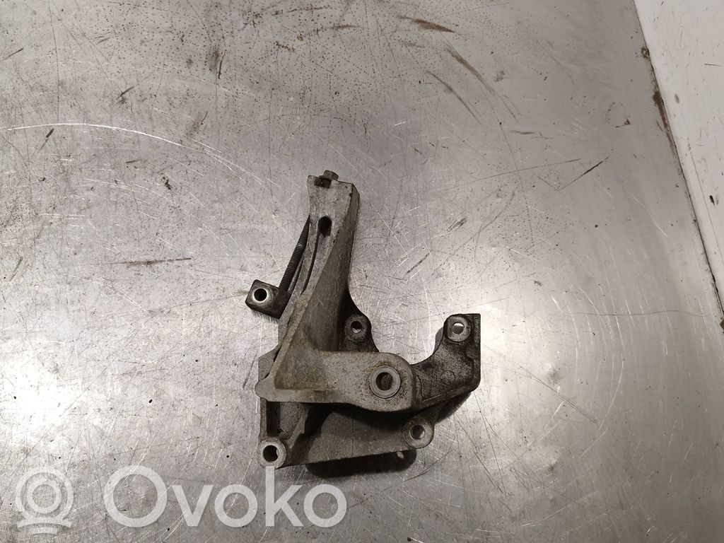 Engine mounting bracket