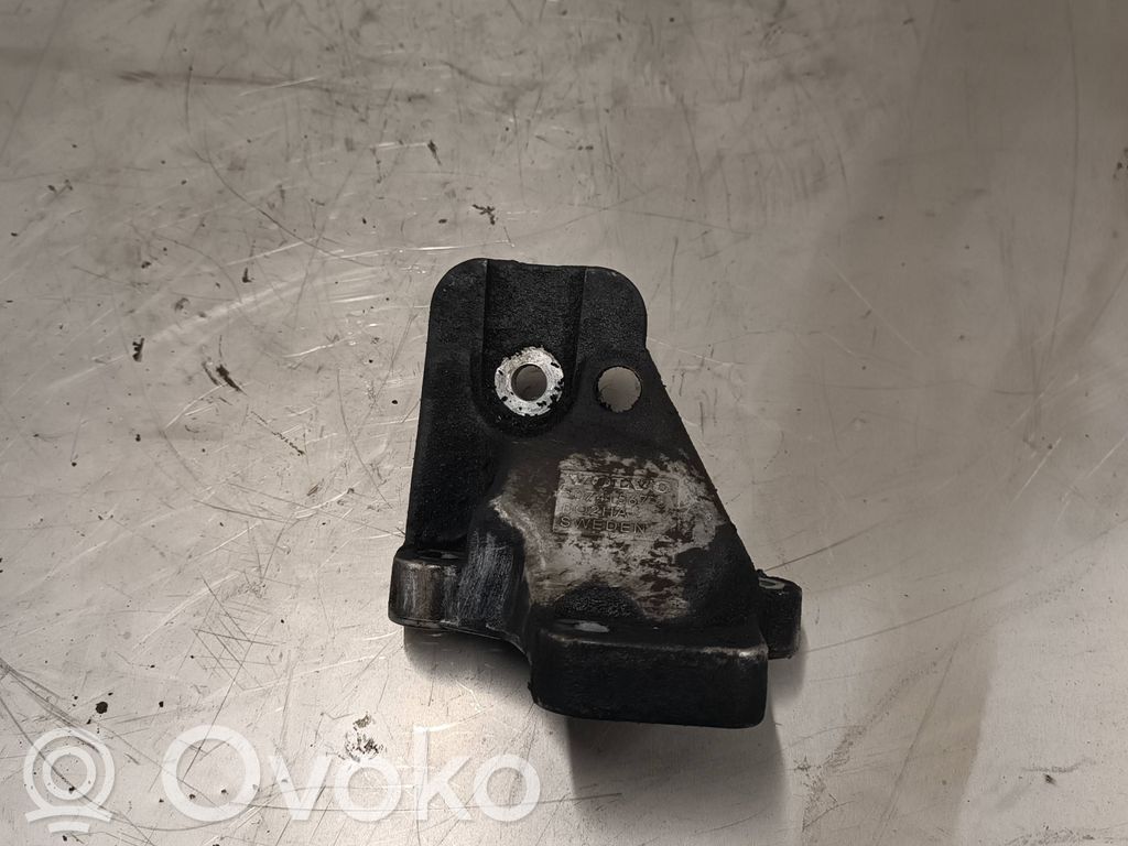 Volvo XC90 Engine mounting bracket 