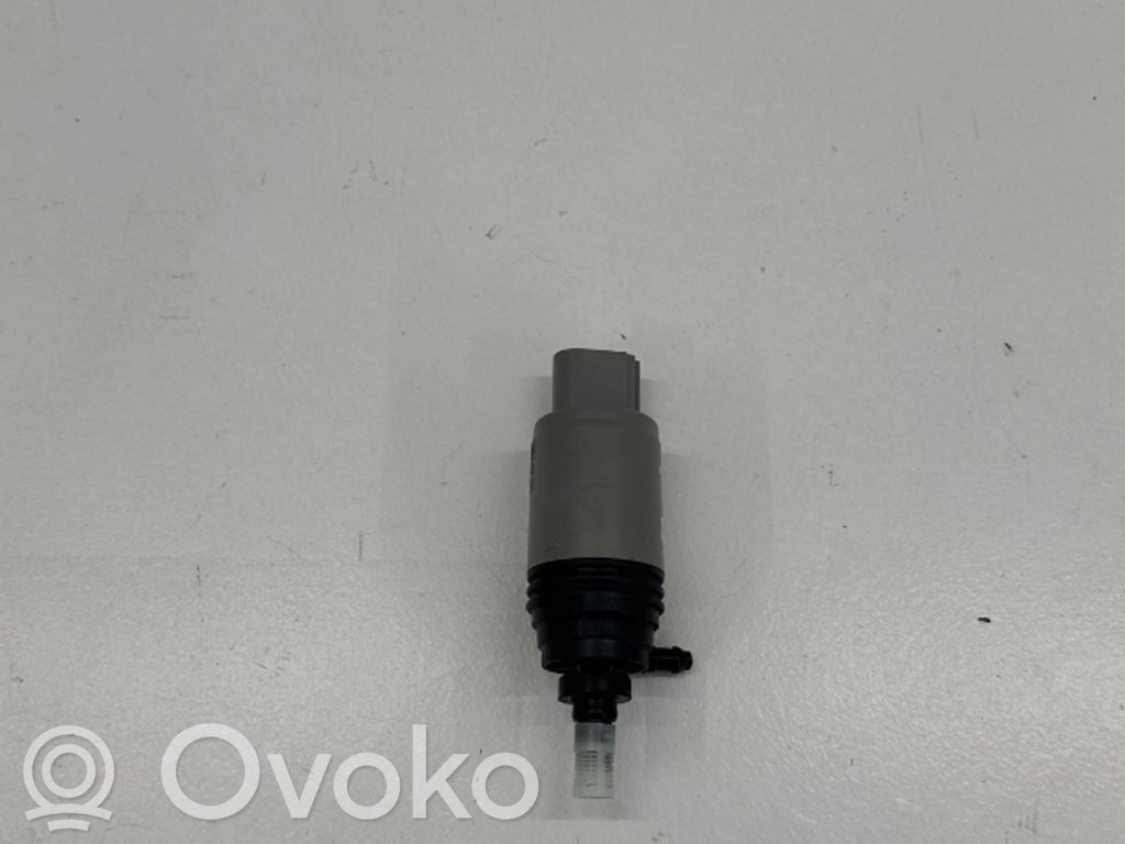 Windscreen/windshield washer pump   6934159,693415902,2730588,67120154873,67126934159,67126934160,67127298309,67127302588,67127302589,6934160,7298309,7302589,A0008605826,A2218690121