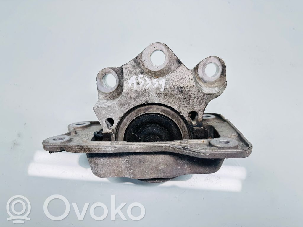Volvo S90, V90 Engine mount bracket 