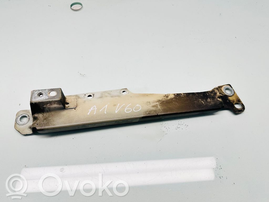 Volvo V60 Uchwyt / Mocowanie błotnika przedniego 