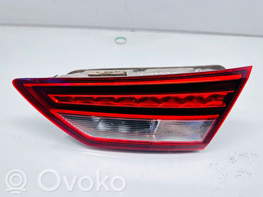 Seat Leon (5F) Galinis žibintas dangtyje 