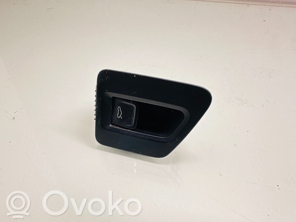Volkswagen PASSAT B8 Tailgate opening switch 