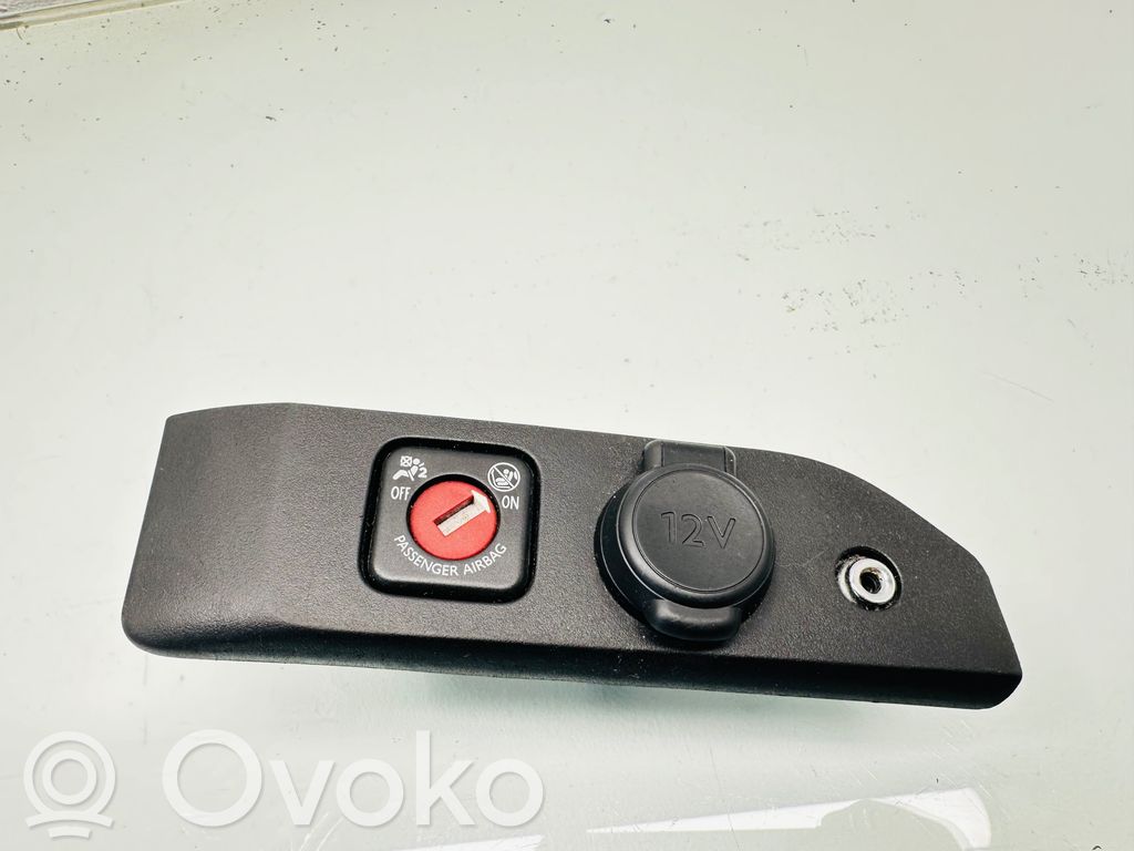 Enchufe de 12V (delantero)   98280920ZD,024180198280920ZD