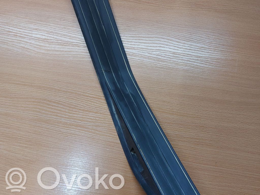 Side skirt rear trim