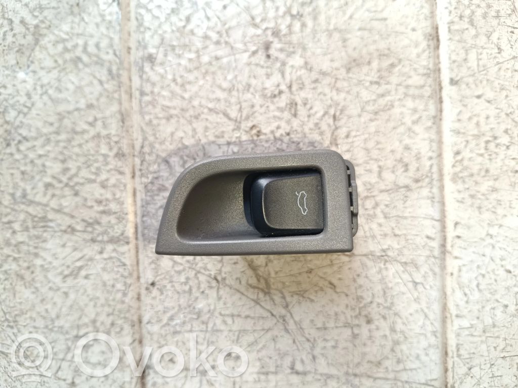 Interruptor para abrir la puerta trasera   8T2959830