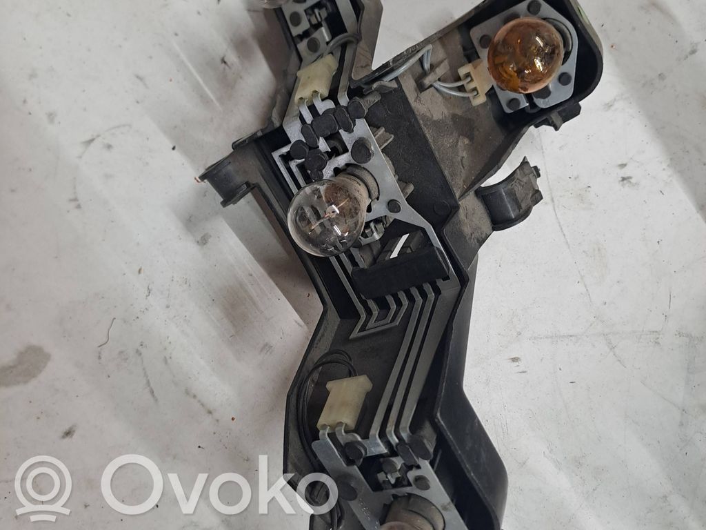 Takavalon polttimon suojan pidike   6923305