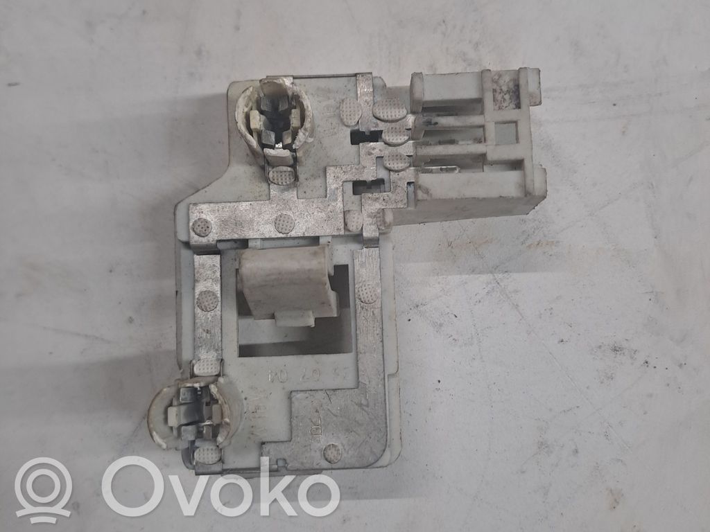 Tail light bulb cover holder   6935332