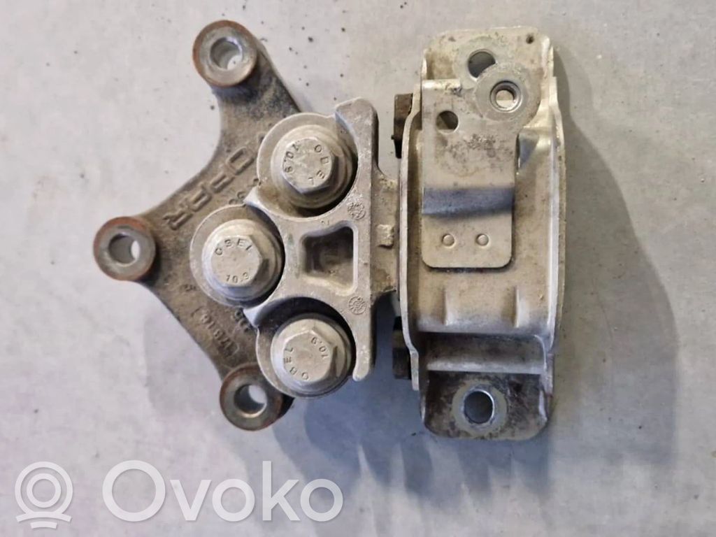 Engine mount bracket   51984318